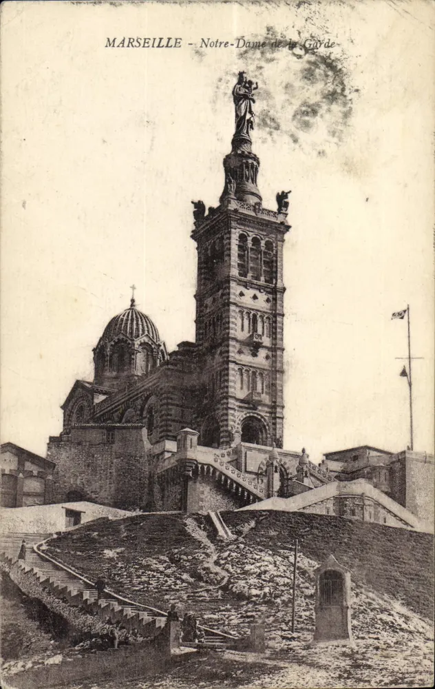 Marselha - Nossa Senhora da Guarda — vista da basílica e da estátua - Frente