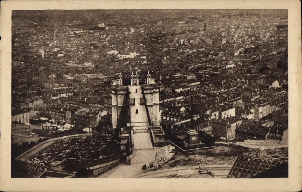 Marseille — Panorama der Stadt von Notre-Dame de la Garoupe aus — A. TARDY, Marseille - Vorderseite