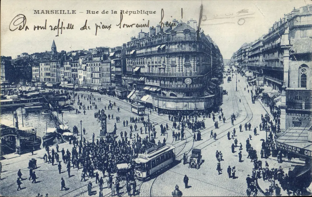 MARSEILLE — Rue de la République — vista da praça com o Cinématographe e o porto - Frente