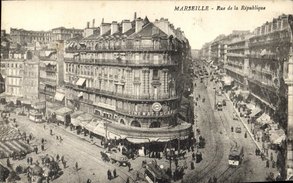 MARSEILLE - Rue de la République — Cinématographie de la Santé — vista urbana com trêm - Frente