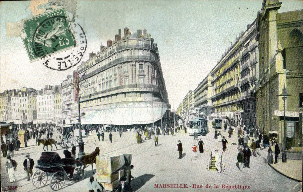 MARSEILLE - Rue de la République — visão animada com edifício com varandas e carruagem — Ed. Dock Carte Postale, n° 5056 - Frente