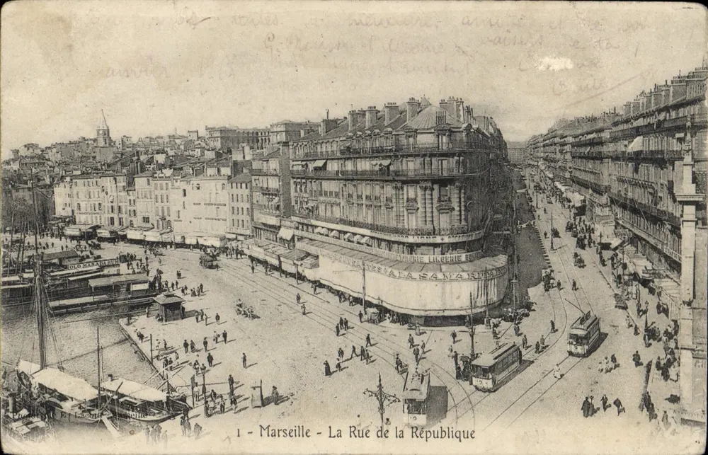 Marsiglia - La Rue de la République — vista panoramica con tram e mercato — editore L. Léonard, n°1 - Recto