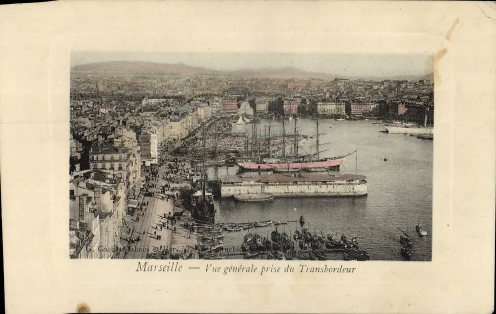 Marselha — Vista geral tirada do Transbordeur — St. Coche & Tabacs de Paris - Frente