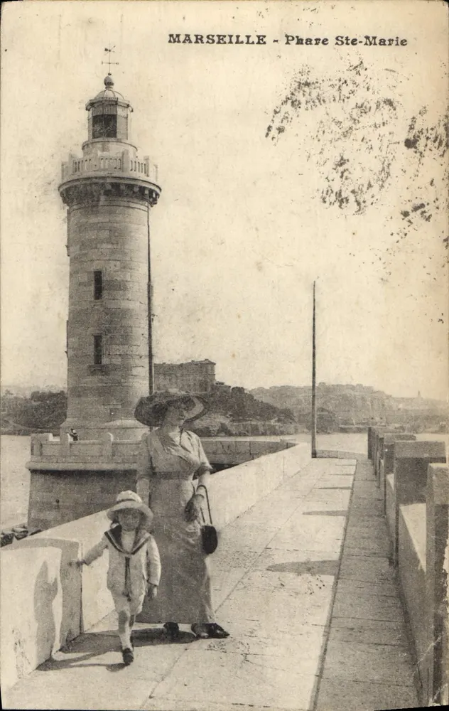 Marselha - Farol de Santa Maria — vista do farol com uma mulher e uma criança — editor não identificado - Frente