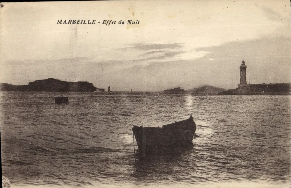 Marselha - Efeito de Noite — vista noturna do porto com farol e barco - Frente