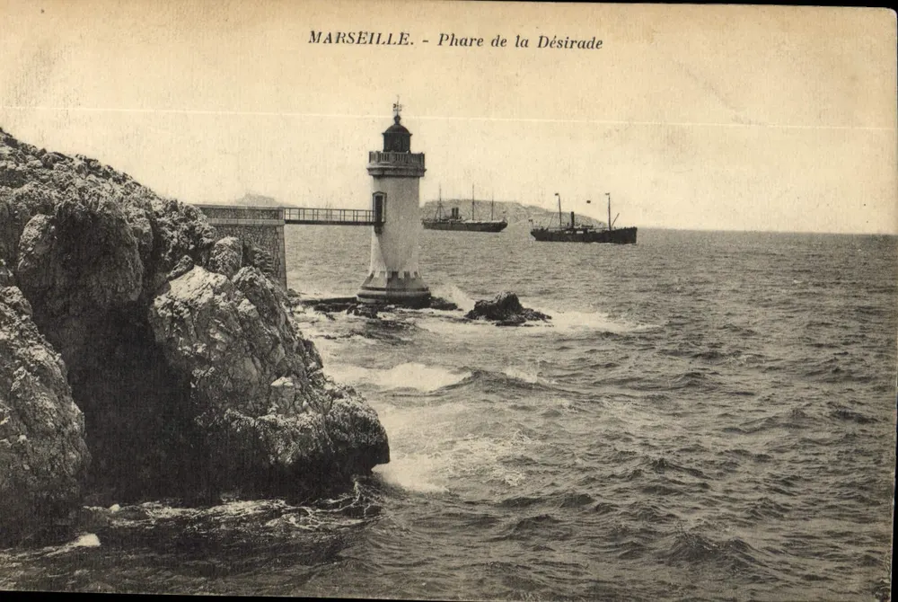 Marselha - Farol da Désirade — vista marítima com dois navios a vapor — editor não identificado - Frente