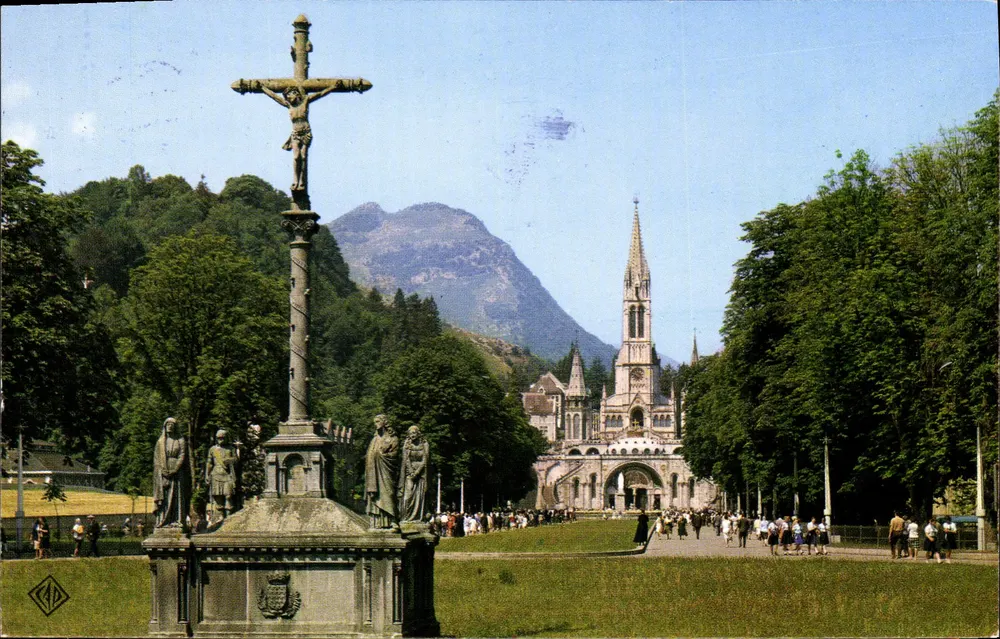 Lourdes (Hautes-Pyrénées) — Der Calvary und die Basilika — Ausgabe CPH - Vorderseite