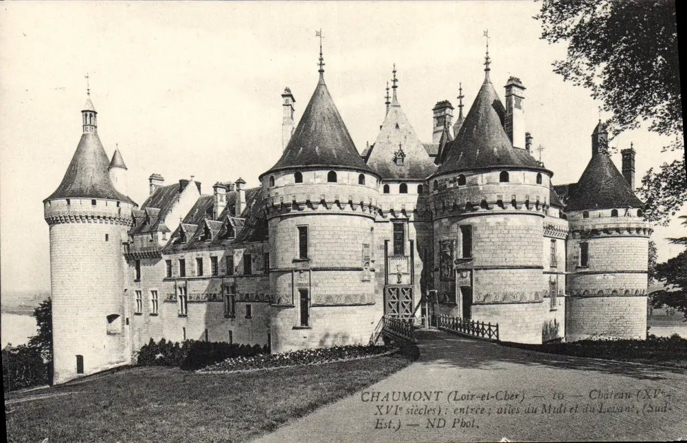 Chaumont (Loir-et-Cher) — Castelo (século XVI) — entrada: asas do Meio-Dia e do Oriente (Sudeste) — ND Phot. - Frente