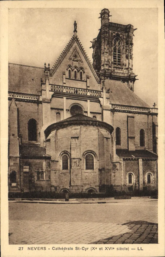 Nevers - Catedral de São Ciro (século X e XVI) — LL - Frente