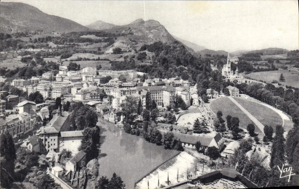 Lourdes — Vista externa da Basílica Subterrânea São Pedro — Edição Yvan - Frente