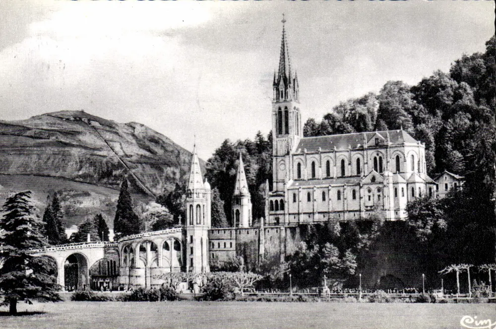 Lourdes — Die Basilika und der Pic du Jer — Centre Mondial de Pèlerinages - Vorderseite