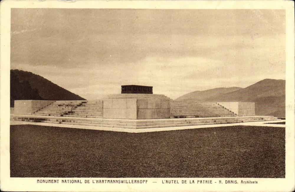 Nationaldenkmal Hartmannswillerkopf — Das Altar der Vaterland — R. Danis, Architekt - Vorderseite