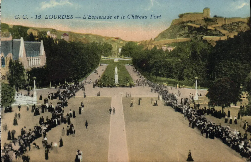 Lourdes — A Esplanada e o Castelo Forte - Frente
