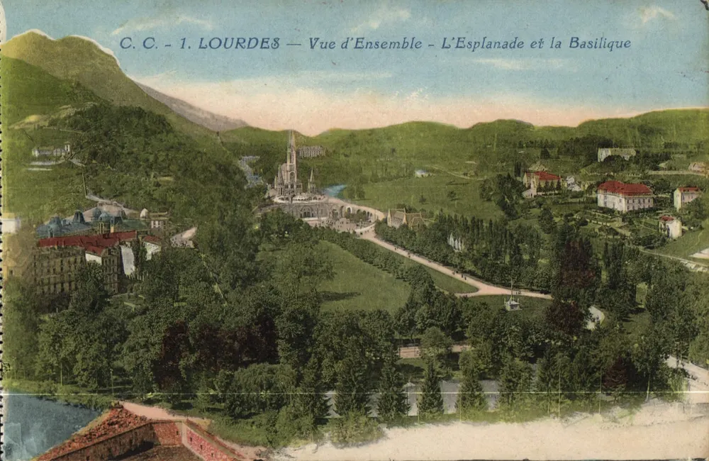 Lourdes — Vista Geral — A Esplanada e a Basílica - Frente