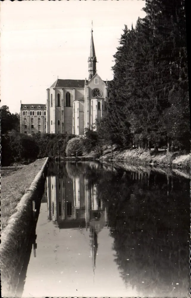 Abadia de La Pierre — vista da igreja e de seu reflexo — Photo Collin (Nivière) n°875 - Frente