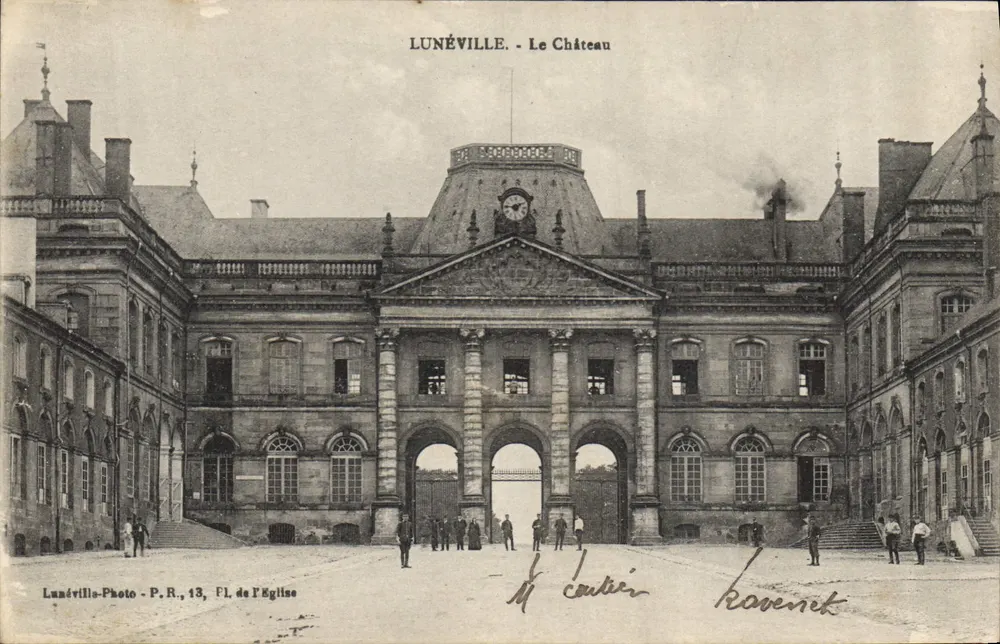 Lunéville - O Castelo — vista do edifício principal com entrada monumental — Lunéville-Photo - P.R., 13, F.L. da Igreja - Frente