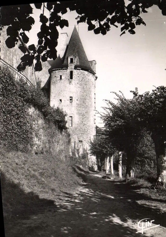 Sainte-Suzanne (Mayenne) — Turm des Schlosses (17. Jh.) westlicher Seite — Photo ClIN - Vorderseite