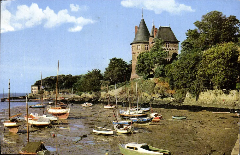 Pornic — Boote im Ruhezustand, im Hintergrund das Schloss — Les Éditions Couleurs Naturelles - Vorderseite
