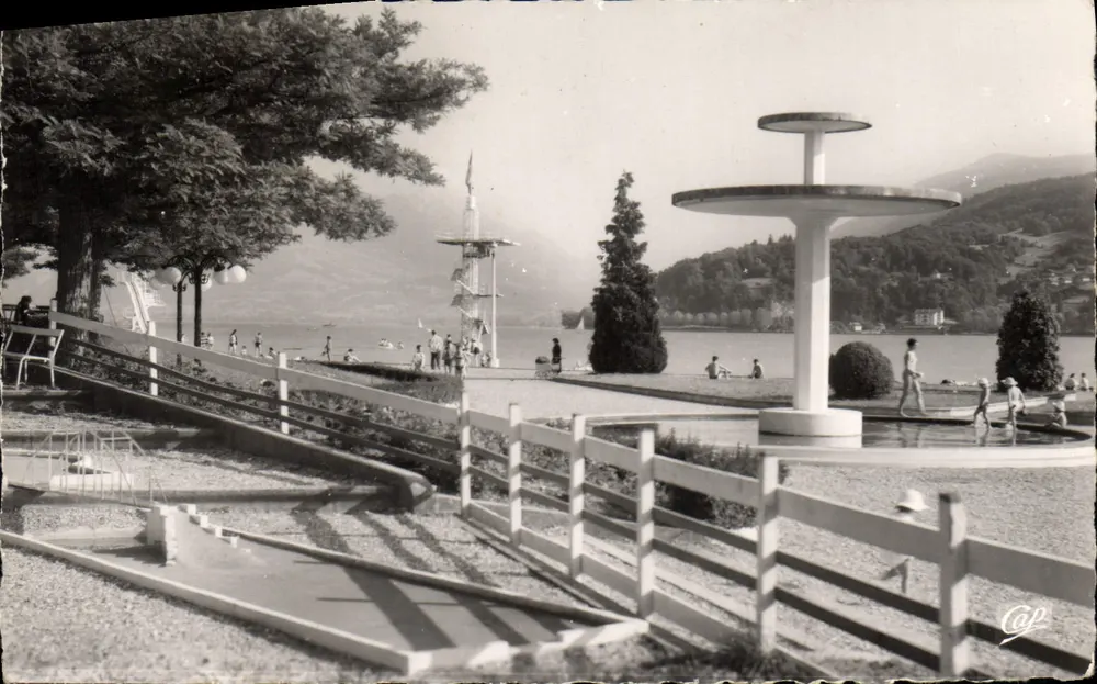 Anney - A Praia — vista do lago com fonte e mini-golf — C.A.P. Paris - Frente