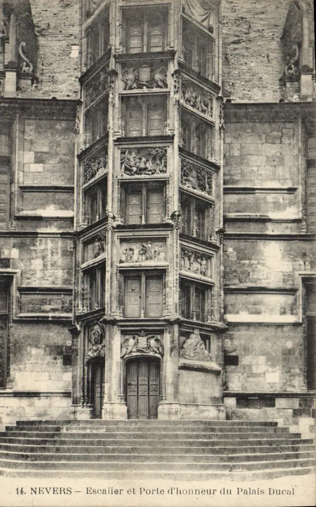 Nevers — Treppenaufgang und Ehrentor des Herzoglichen Palastes — Imp. H. Wayner, Prémery - Vorderseite