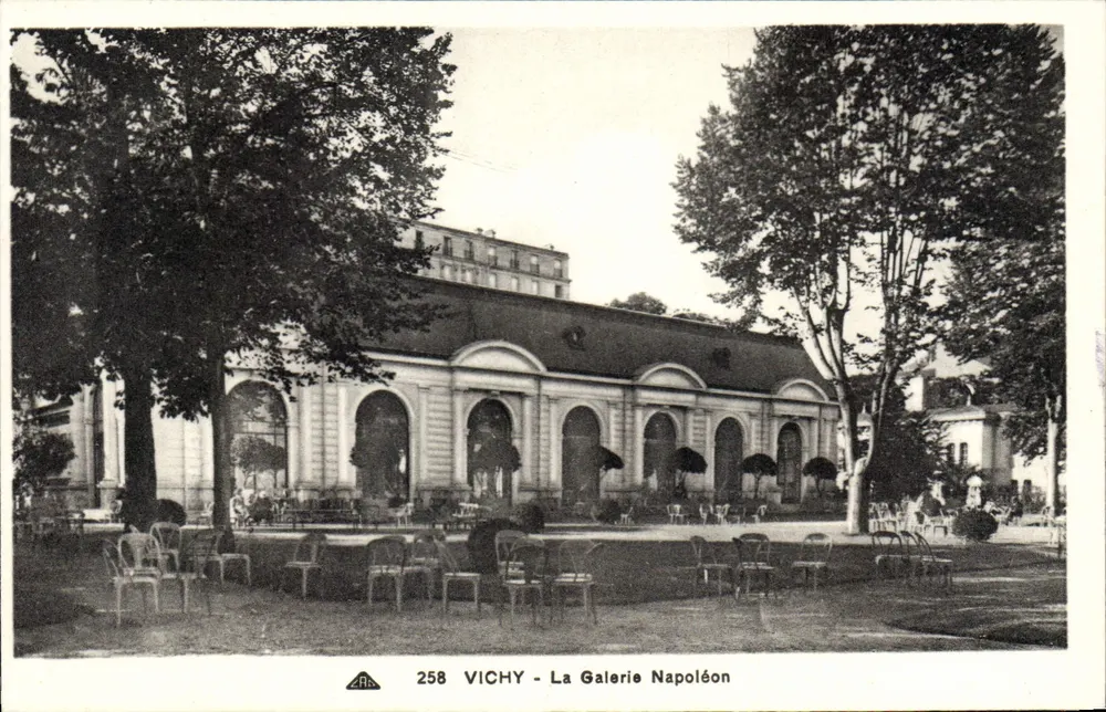 Vichy - La Galería Napoleón — editor C. des Arts Photomécaniques, n° 258 - Anverso