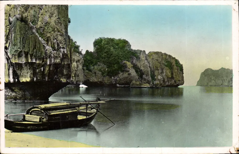Felsen und Sampan in der Bucht von Along — NORD VIETNAM — Verleger P. C. MADIN - Vorderseite
