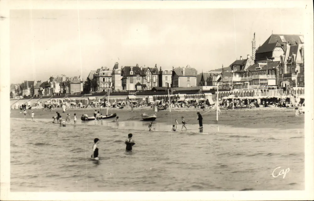 Die Strandpromenade vor dem Hotel des Ducs de Normandie — Cabourg — Verlag Cap - Vorderseite
