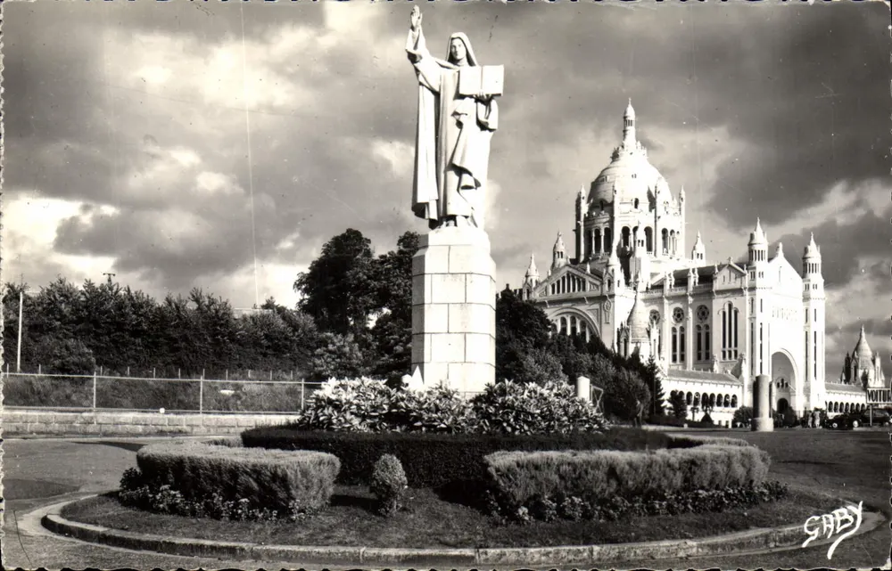 Lisieux — Statue der hl. Thérèse und die Basilika — Saby - Vorderseite
