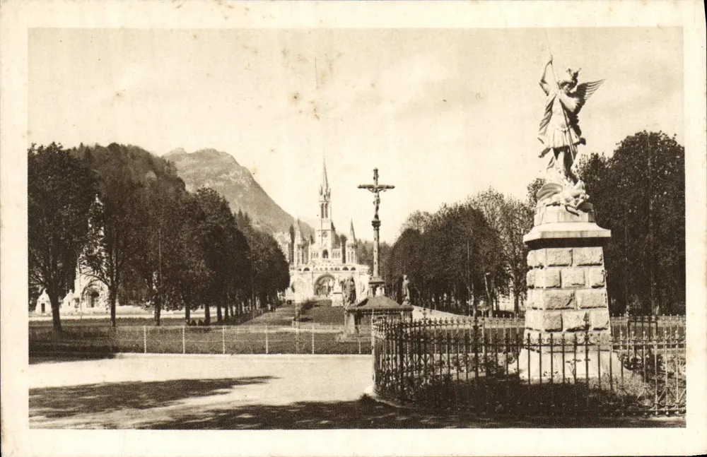 Lourdes — St. Michael, die Kreuz der Bretonen und die Basilika P.D. - Vorderseite