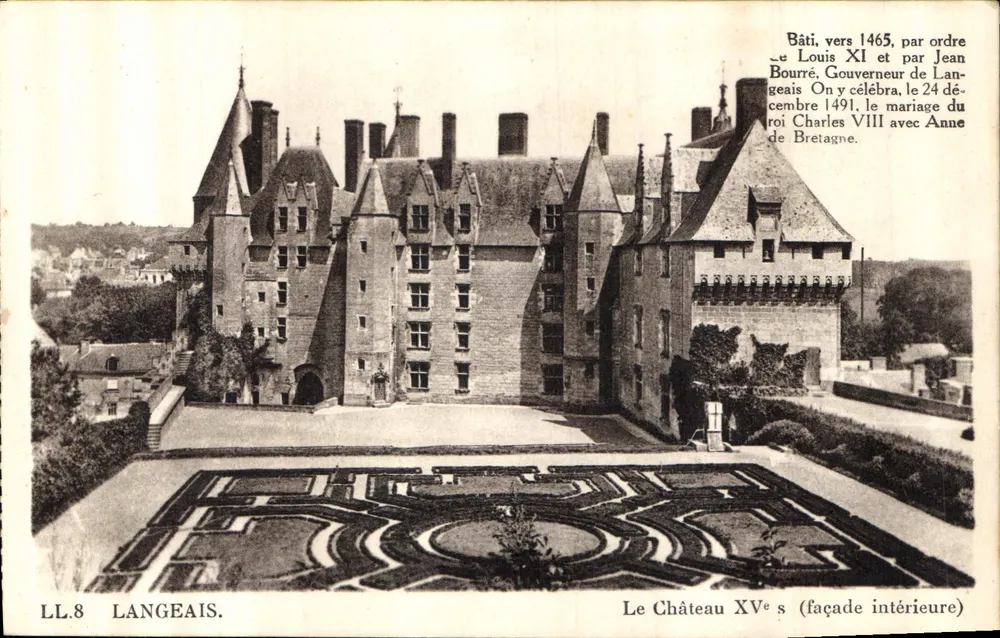 O Castelo de Langeais — fachada interna — LL.8 — editor - Frente