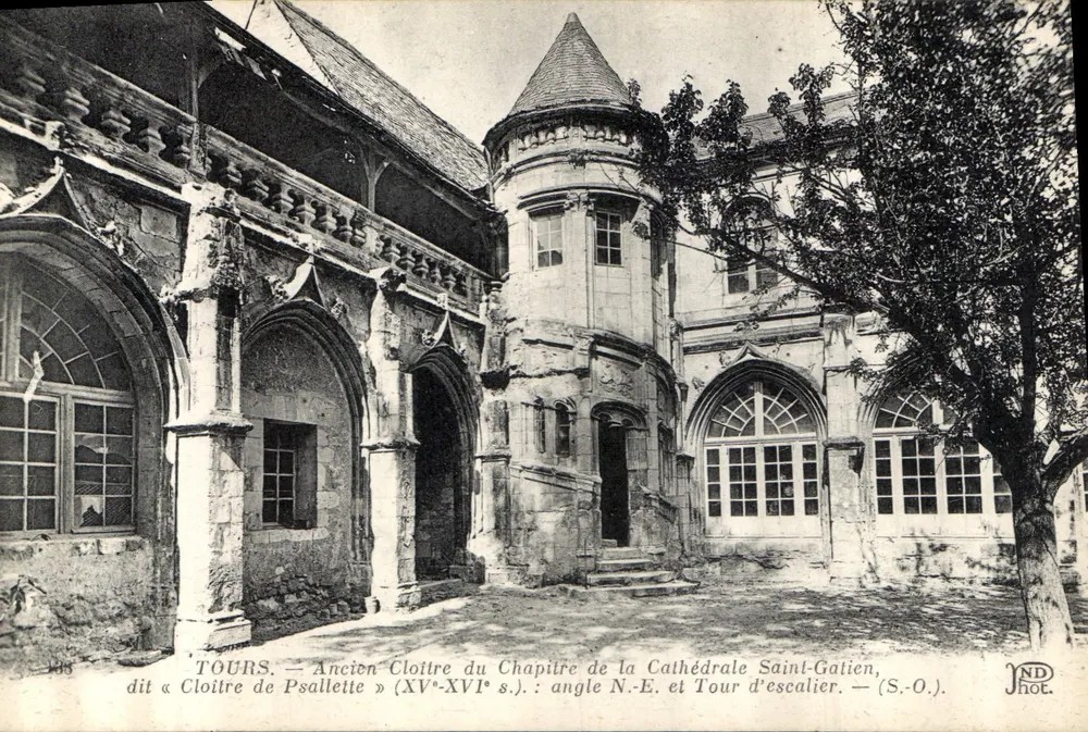 Tours — Alter Cloister des Kapitels der Kathedrale Saint-Gatien, genannt « Cloister de Psallette » (15. bis 16. Jahrhundert): Nordosten-Ecke und Treppenturm — (Südwesten) - Vorderseite