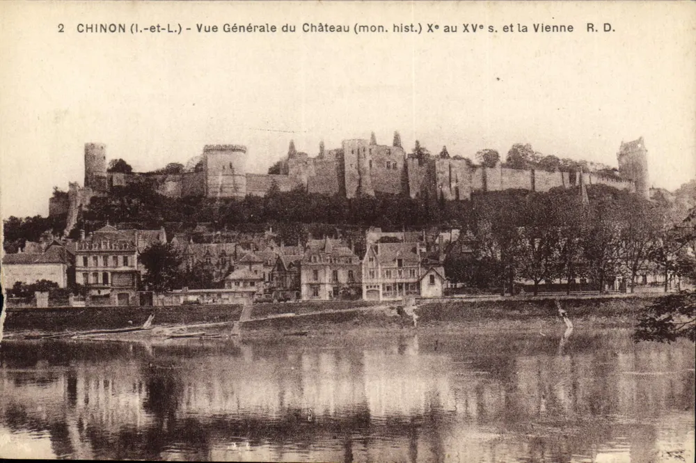 Chinon (Indre-et-Loire) — Vista Geral do Castelo (mon. hist.) Xe ao XVe s. e a Vienne — R. D. - Frente