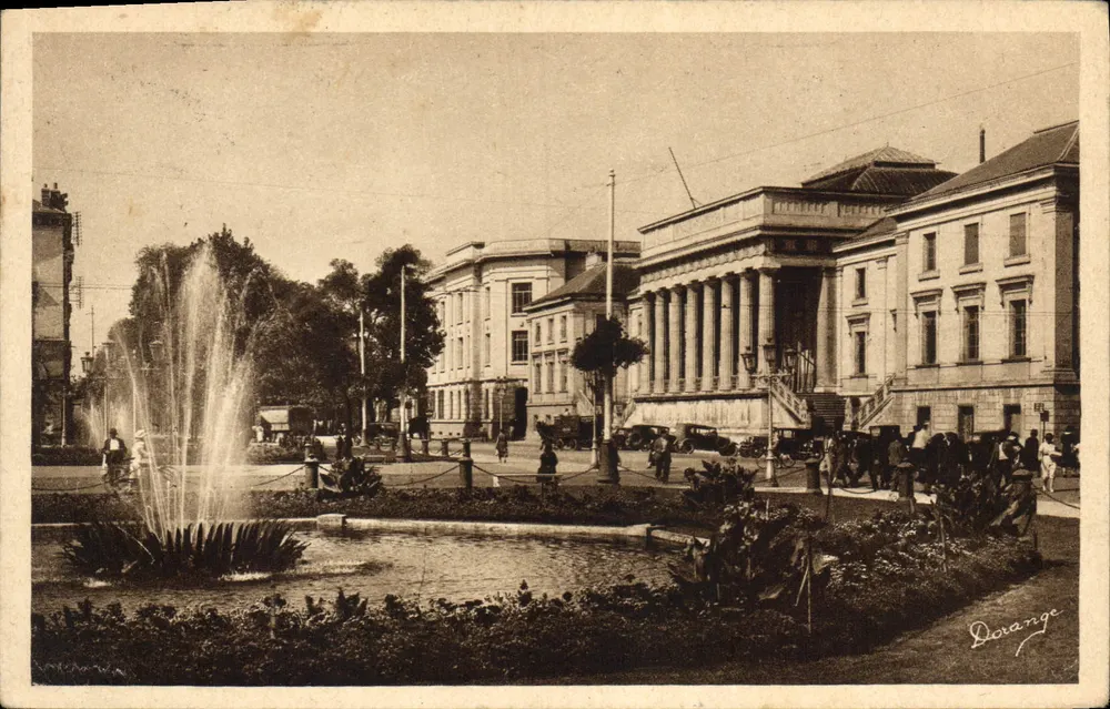 Place de la République — Fonte e edifício clássico — R. Dorange, n°37 - Frente