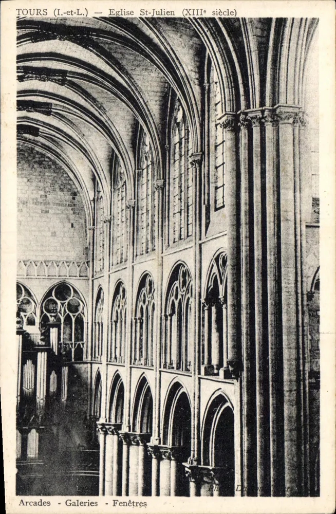 Tours (I.-et-L.) — Igreja de São Julião (século XIII) — Arcadas - Galerias - Janelas - Frente