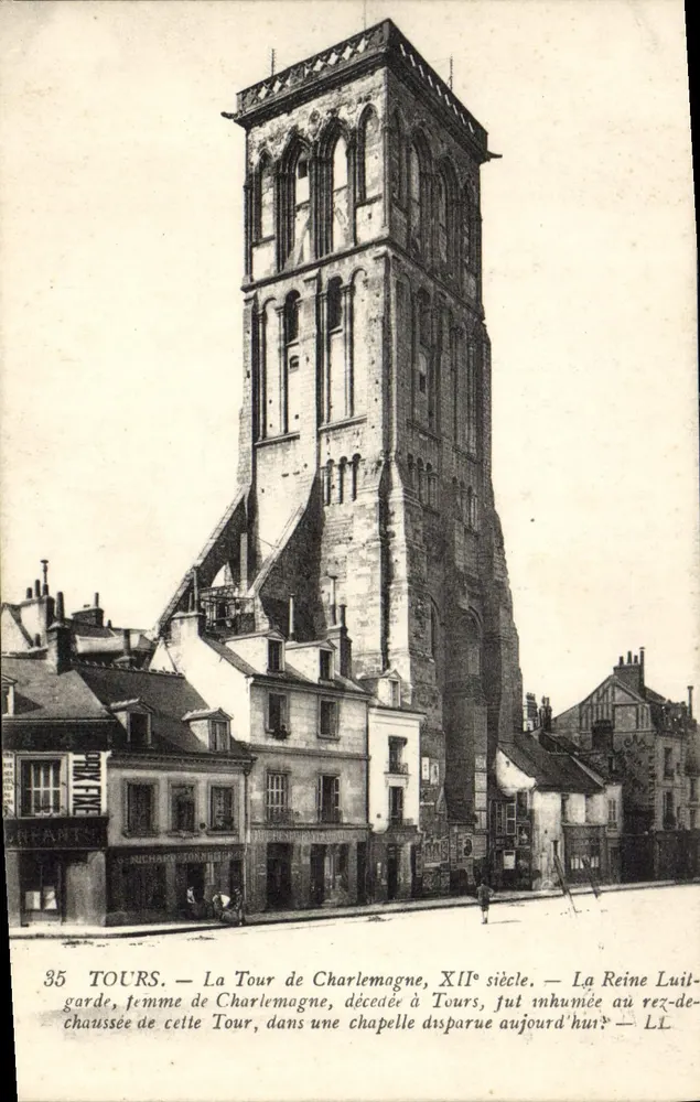 Tours — A Torre de Carlomagno, século XII — A Rainha Luitgarde, esposa de Carlomagno, enterrada no térreo desta torre, em uma capela desaparecida hoje - Frente