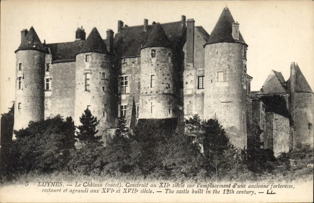 Luynes — O Castelo (oeste) — Construído no século XII sobre o local de uma antiga fortaleza, restaurado e ampliado nos séculos XVI e XVII. - Frente