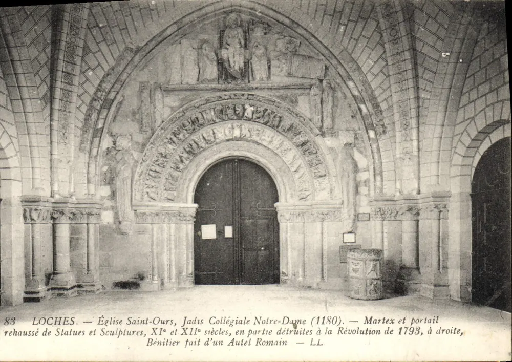 Loches — Kirche Saint-Ours, einst Collegiate Notre-Dame (1180) — Hammer und erhöhter Portal mit Statuen und Skulpturen aus dem 11. und 12. Jahrhundert, teilweise zerstört während der Revolution von 1793, rechts, Font aus einem römischen Altar — LL - Vorderseite