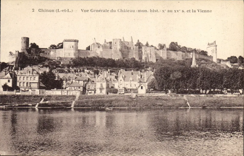 Chinon (Indre-et-Loire) — Allgemeiner Blick auf den Schloss (mon. hist.) x° bis xv° Jh. und die Vienne - Vorderseite