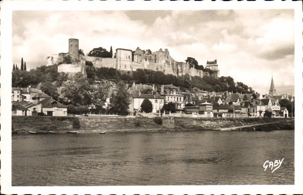Chinon — Das Schloss (Historisches Denkmal) und die Vienne — Editions Gaby, Nantes - Vorderseite