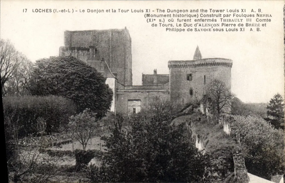 Loches (Loir-et-Cher) - Der Bergfried und die Turm Louis XI — Historisches Denkmal, erbaut von Foulques Nerra, in dem Thibault III Graf von Tours, der Herzog von Alençon und Philippe von Savoyen unter Ludwig XI. gefangen gehalten wurden - Vorderseite