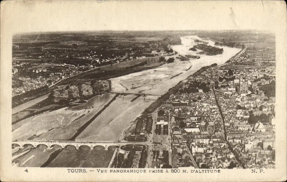 Tours — Vue panoramique prise à 800 m d'altitude — N.P. - Vorderseite