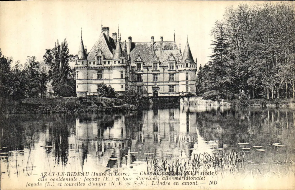 Azay-le-Rideau (Indre-et-Loire) — Château national XVIIe siècle — façade occidentale, tour d'arrivée, façade méridionale et tourelles d'angle - Frente