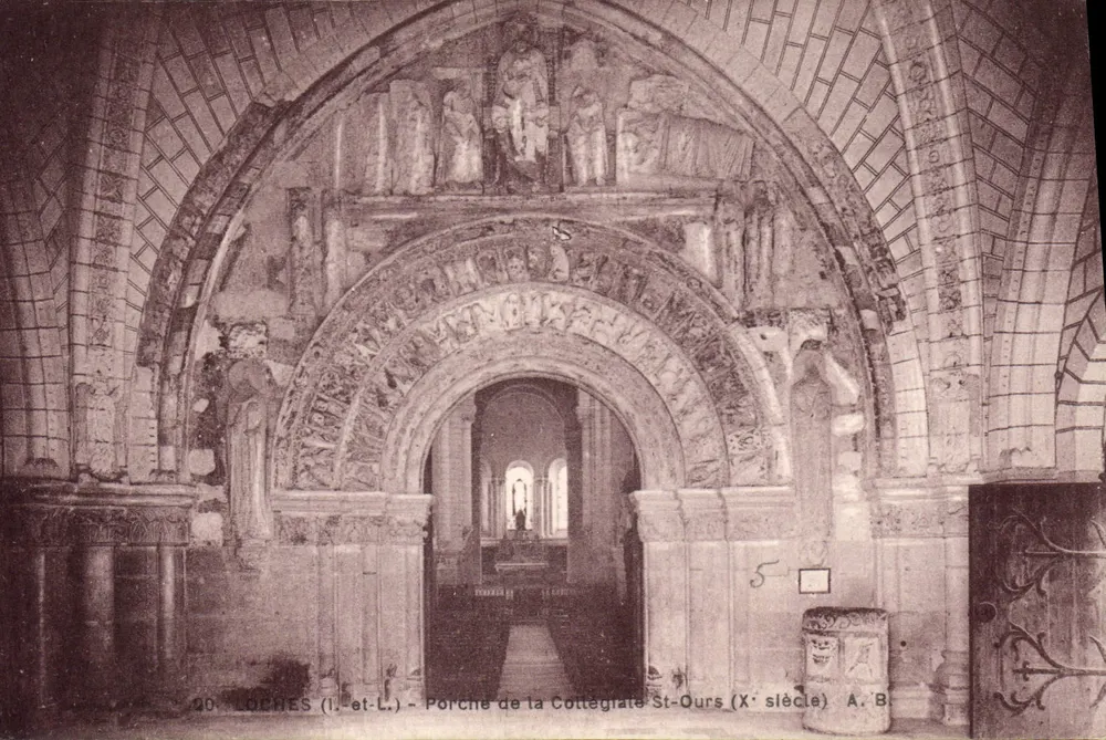 Loches (Indre-et-Loire) - Portal der Kollegiatstiftung Saint-Ours (10. Jahrhundert) - A. B. - Vorderseite