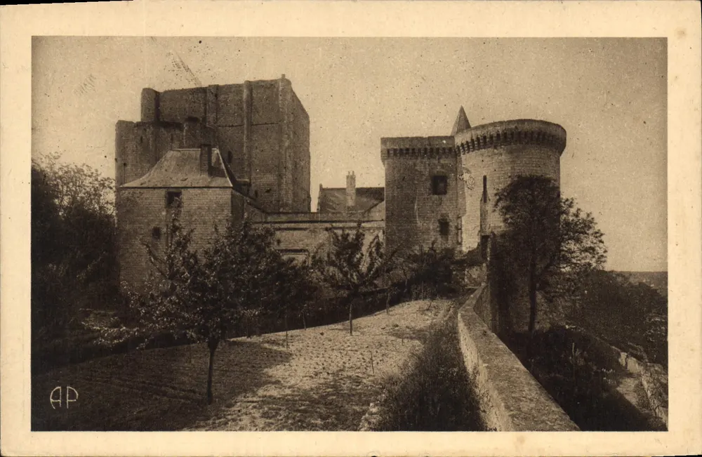 Der Bergfried, der Eingang und der Hof von Louis XI — Loches (Indre-et-Loire) — E. Papeghin, Paris - Vorderseite