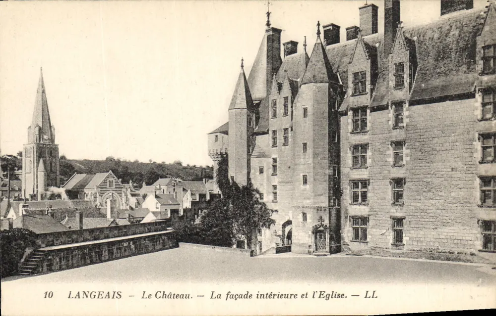 Langeais — Das Schloss — Die Innenfassade und die Kirche — LL - Vorderseite