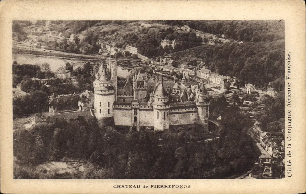 Castelo de Pierrefonds — vista aérea — Cliché da Compagnie Aérienne Française - Frente
