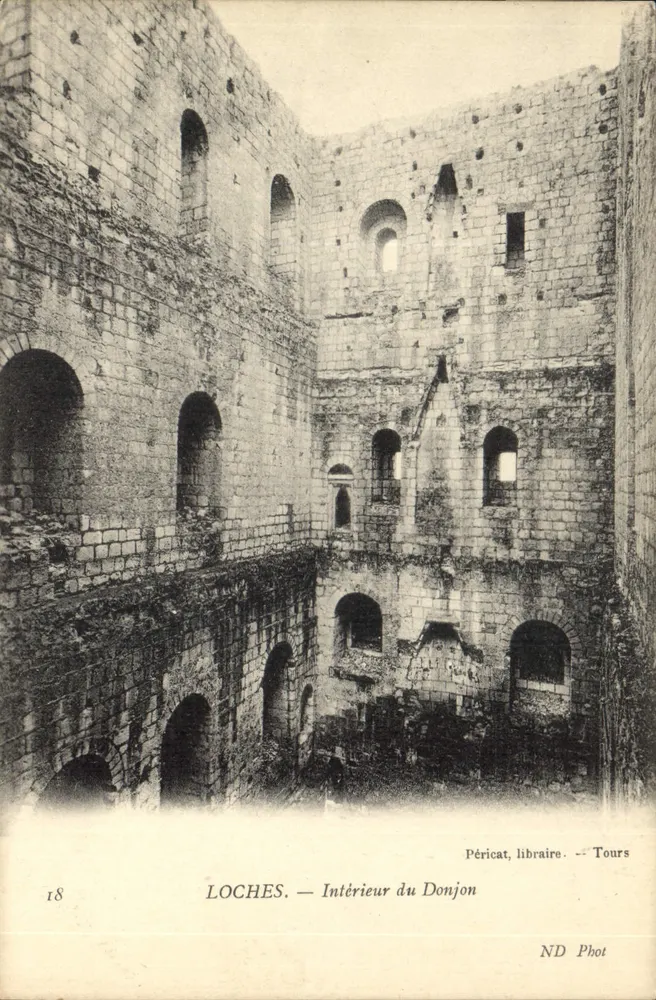 Loches — Interior do Donjon — Péricat, livraria. — Tours - Frente