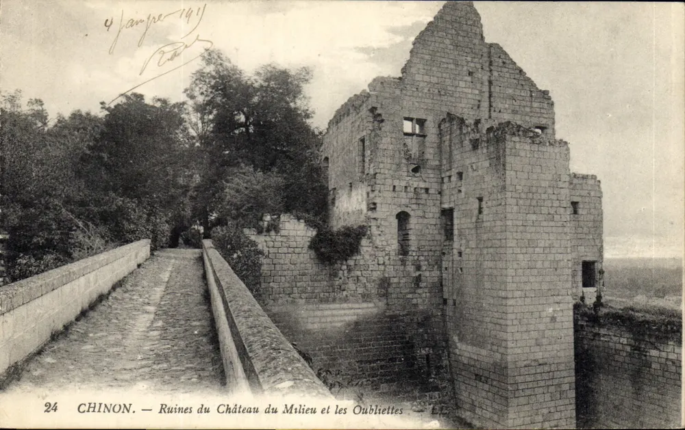 Chinon — Ruinen des Château du Milieu und der Oubliettes — LL - Vorderseite