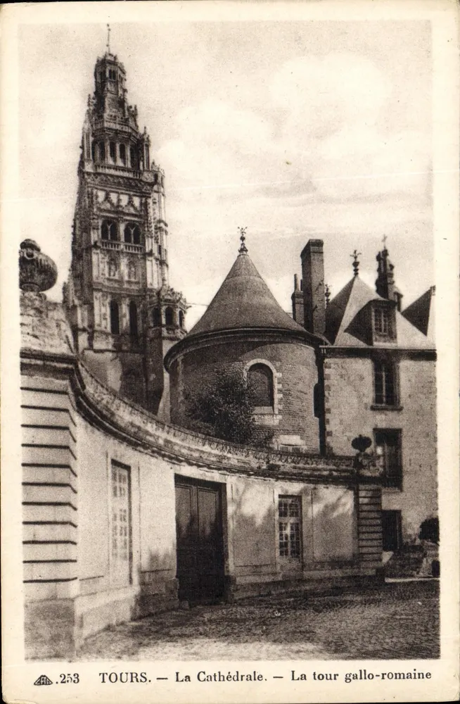 Tours — Die Kathedrale — Die gallo-römische Turm - Vorderseite