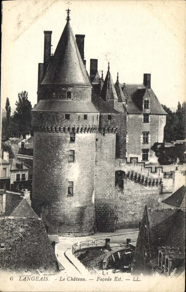 Langeais — O Castelo — Fachada Leste — LL. - Frente